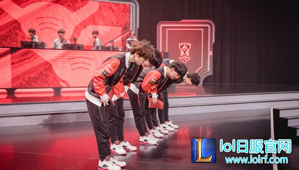 骚男直播:今年LPL没拿冠军一年不洗澡