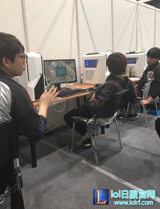 RNG抵达波兰第一天：适应场地紧张训练