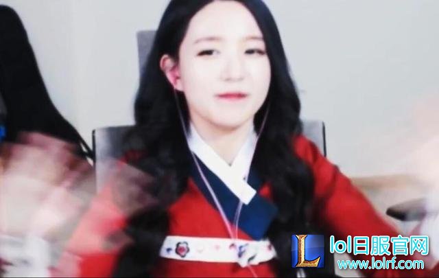 被狮子狗抓哭的lol女主播又来了 直播摔鼠标