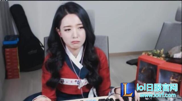 被狮子狗抓哭的lol女主播又来了 直播摔鼠标