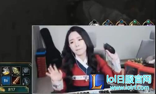 被狮子狗抓哭的lol女主播又来了 直播摔鼠标