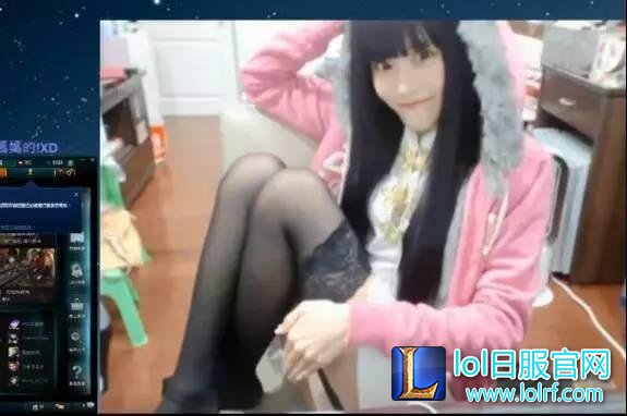 台湾女主播秀美背 网友吐槽没肉就别卖了