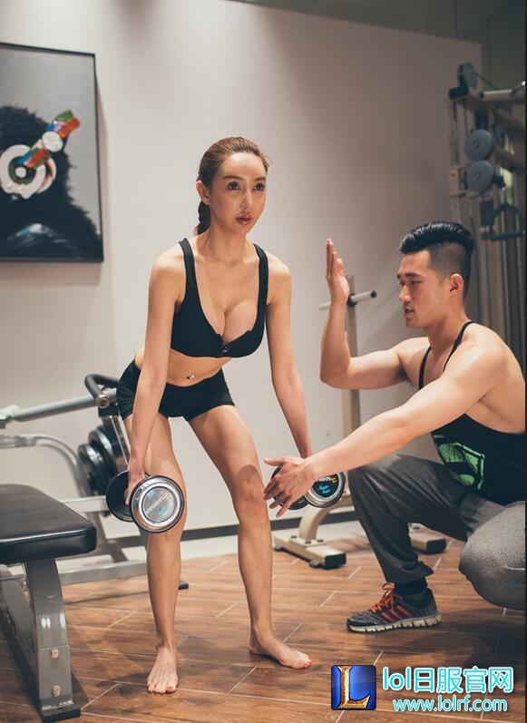 女主播参加胸膜大赛 举哑铃居然穿这么少