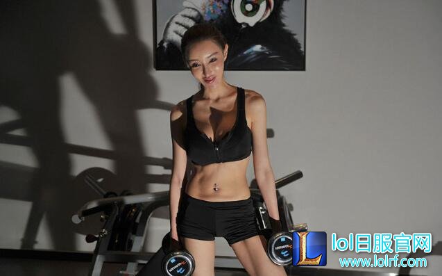 女主播参加胸膜大赛 举哑铃居然穿这么少