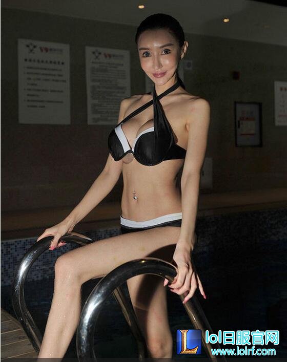 女主播参加胸膜大赛 举哑铃居然穿这么少