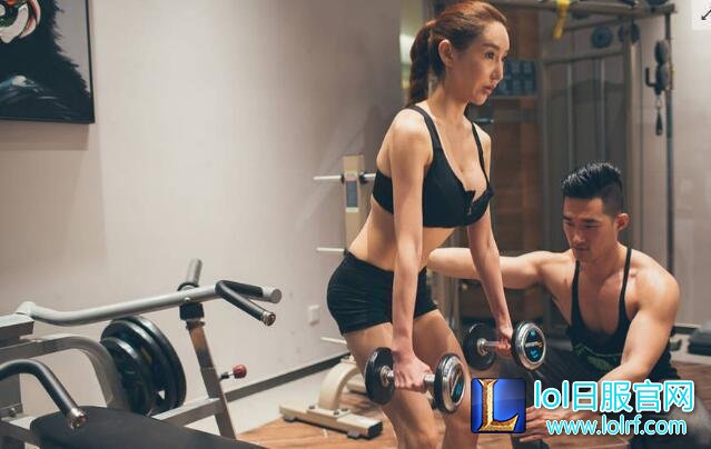 女主播参加胸膜大赛 举哑铃居然穿这么少