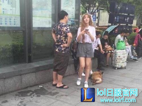 LOL小狗UZI女友曝光 和艾西一起逛街遛狗