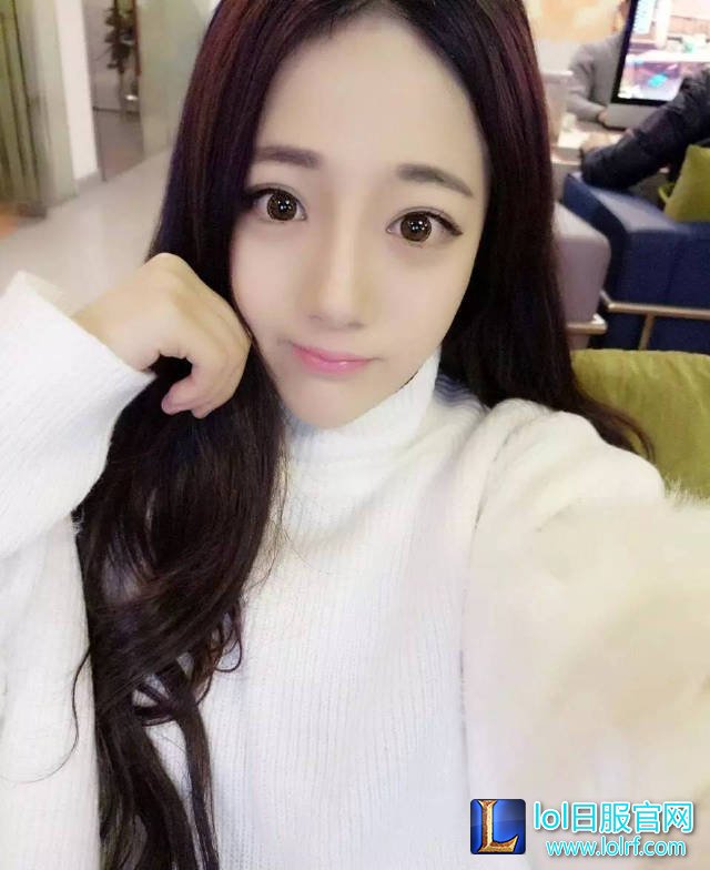 女主播直播吹箫 一言不合表演反手摸胸