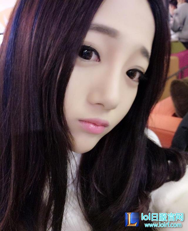 女主播直播吹箫 一言不合表演反手摸胸