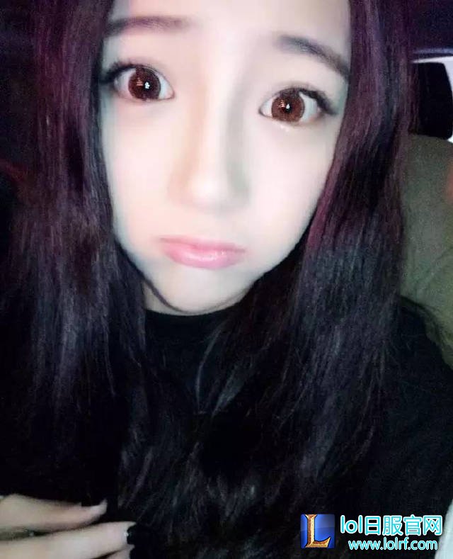 女主播直播吹箫 一言不合表演反手摸胸