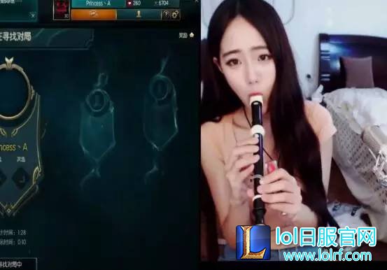女主播直播吹箫 一言不合表演反手摸胸