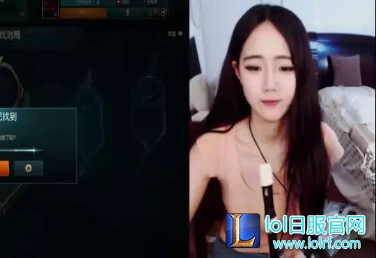 女主播直播吹箫 一言不合表演反手摸胸