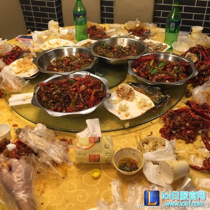 LPL夏季赛开赛在即 RNG全队狂吃小龙虾