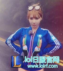 柚子携女伴现身台湾机场 酷似知名主播小訫