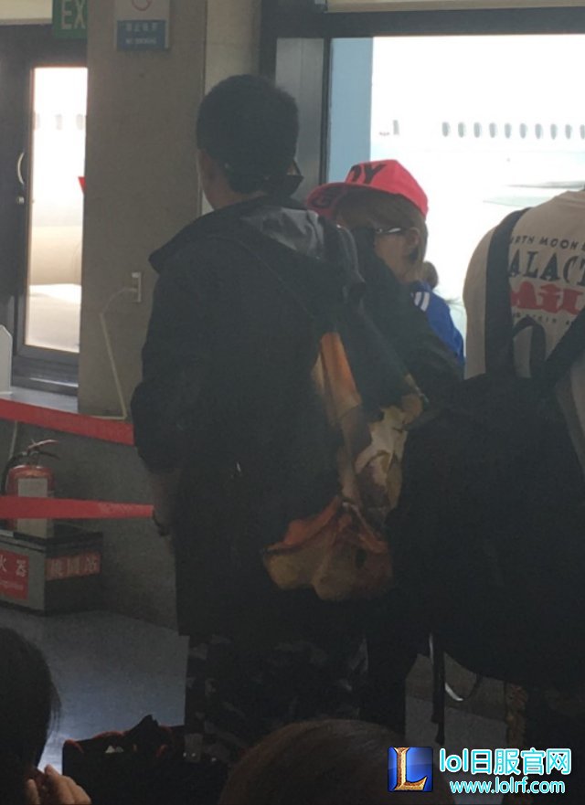 柚子携女伴现身台湾机场 酷似知名主播小訫