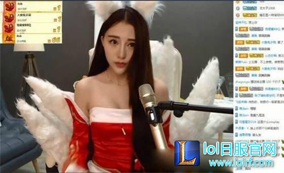 女主播COS阿狸 直播上衣滑落露“亮点”