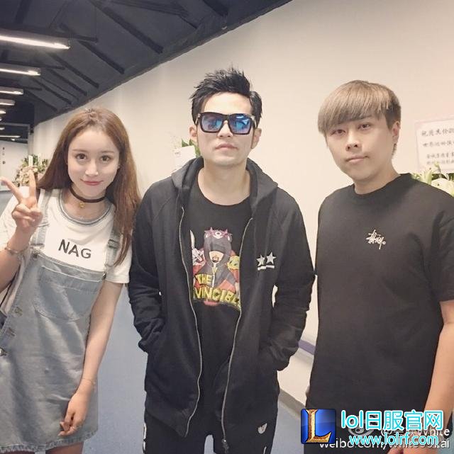 55开晒与周杰伦合照 网友吐槽：丑出新高