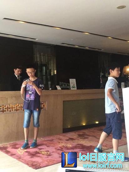 LOL奇葩女粉：尾行Uzi要签名 不签骂人智障
