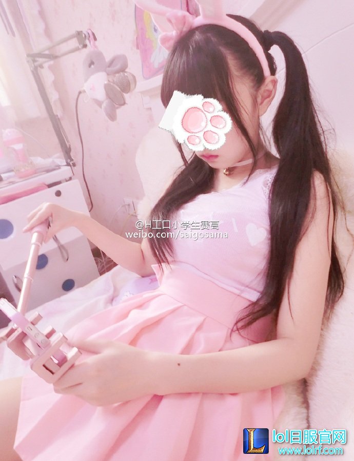 20多岁装小学生？直播丝袜美腿惨遭封号