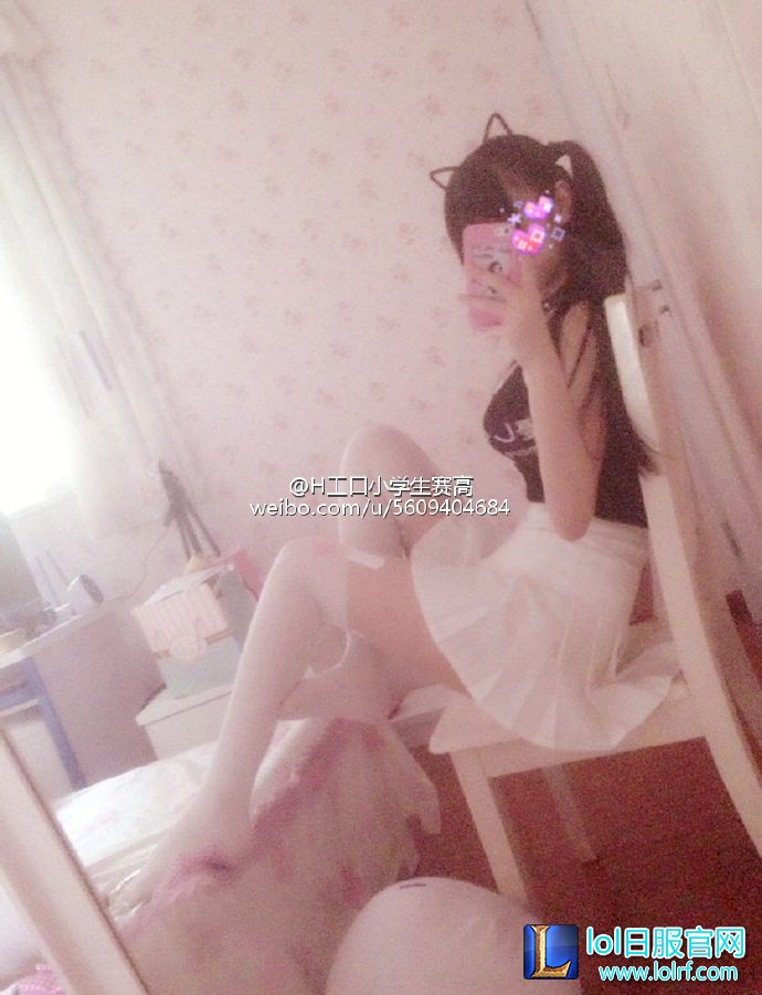 20多岁装小学生？直播丝袜美腿惨遭封号