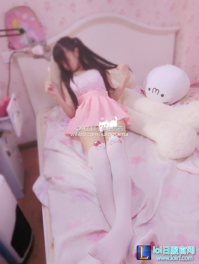 20多岁装小学生？直播丝袜美腿惨遭封号