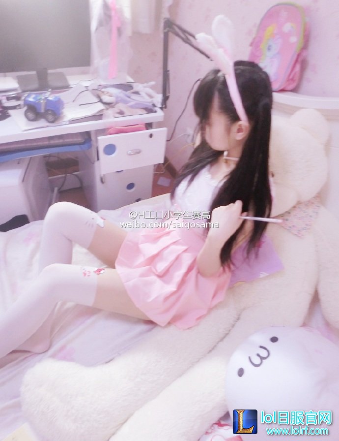 20多岁装小学生？直播丝袜美腿惨遭封号