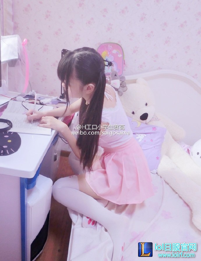 20多岁装小学生？直播丝袜美腿惨遭封号