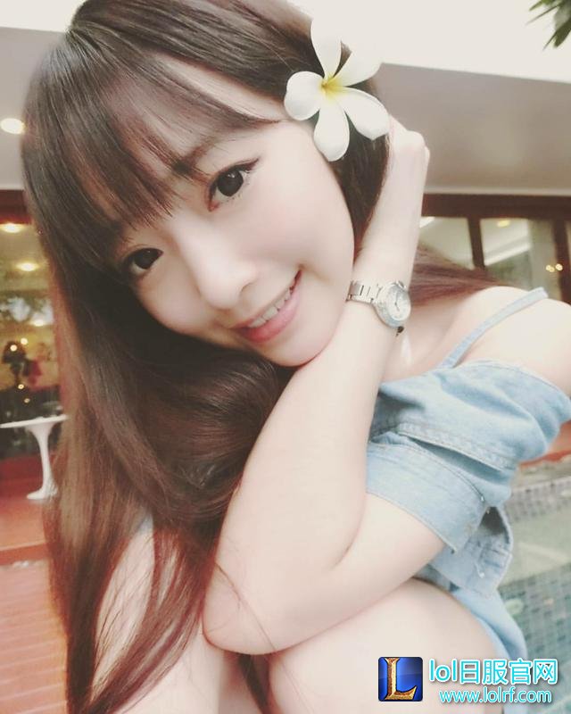 台湾LOL美女主播晒泳装照 直言胸是挤的