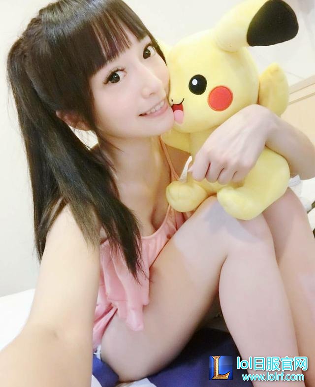 台湾LOL美女主播晒泳装照 直言胸是挤的