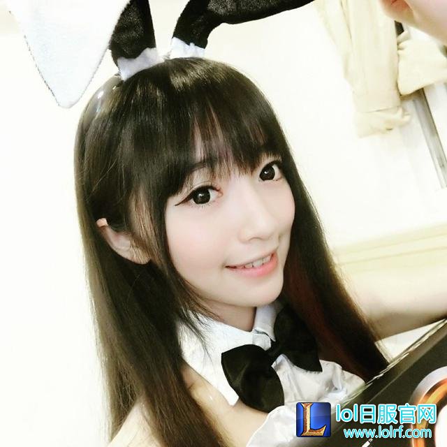 台湾LOL美女主播晒泳装照 直言胸是挤的