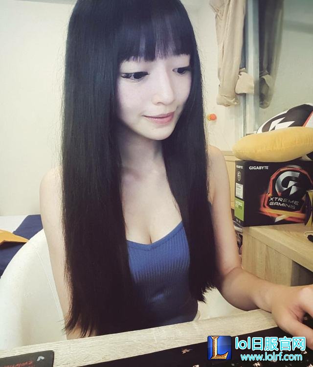 台湾LOL美女主播晒泳装照 直言胸是挤的