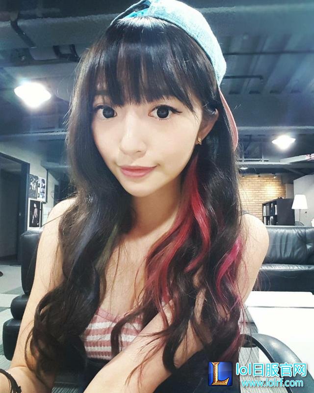 台湾LOL美女主播晒泳装照 直言胸是挤的