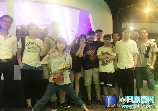 女主播卡卡办生日聚会 经纪人到场全程陪同