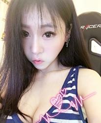 女主播卡卡办生日聚会 经纪人到场全程陪同