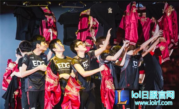 辣眼睛？S6红色出征队服引发大量网友吐槽！