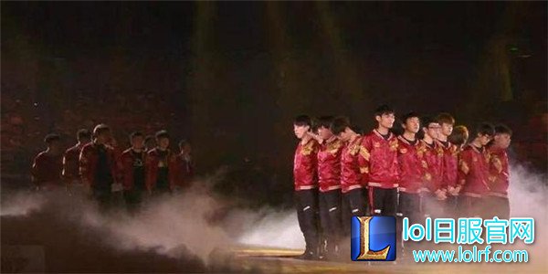 辣眼睛？S6红色出征队服引发大量网友吐槽！