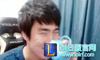 骚男晒签名照遭网友吐槽：写字也这么骚
