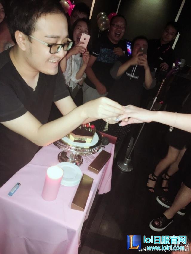 LOL笑笑女友慧慧过生日被直接Gank求婚啦！
