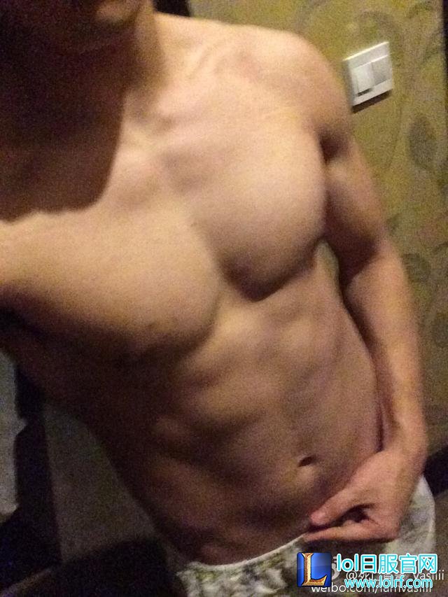 电竞死亡宣告你的腹肌呢，怎么成小肚腩了，向pdd看齐？