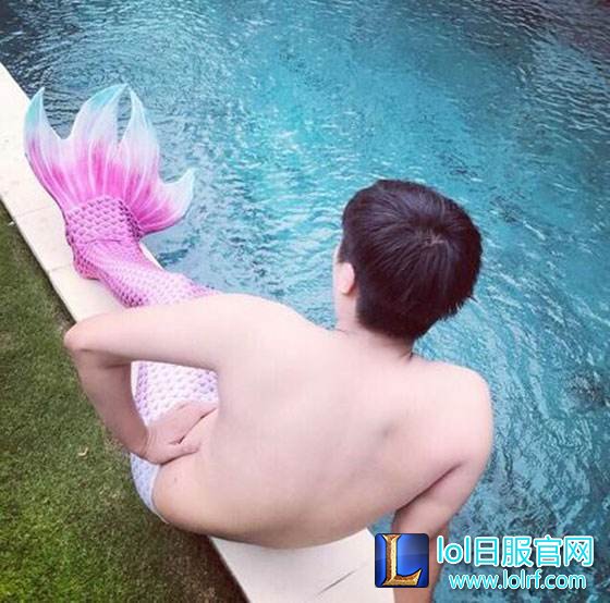 55开上演蓝色大海传说 不仅COS美人鱼还夹胸!