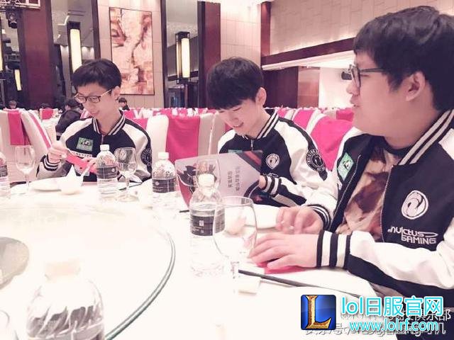 左雾直播间爆料训练赛情况,豪言IM比EDG巅峰还强?