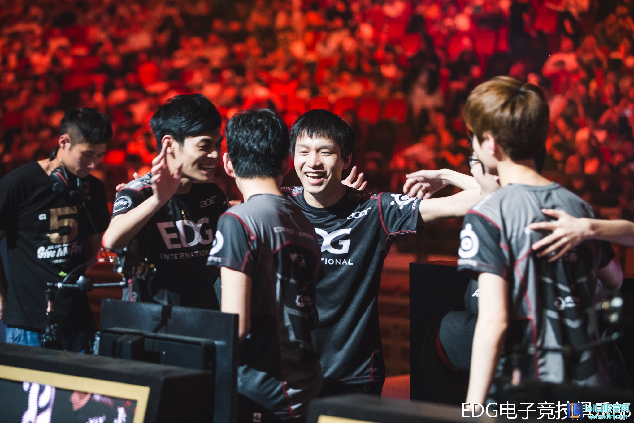 图:获得胜利的Clearlove与队友一起庆祝