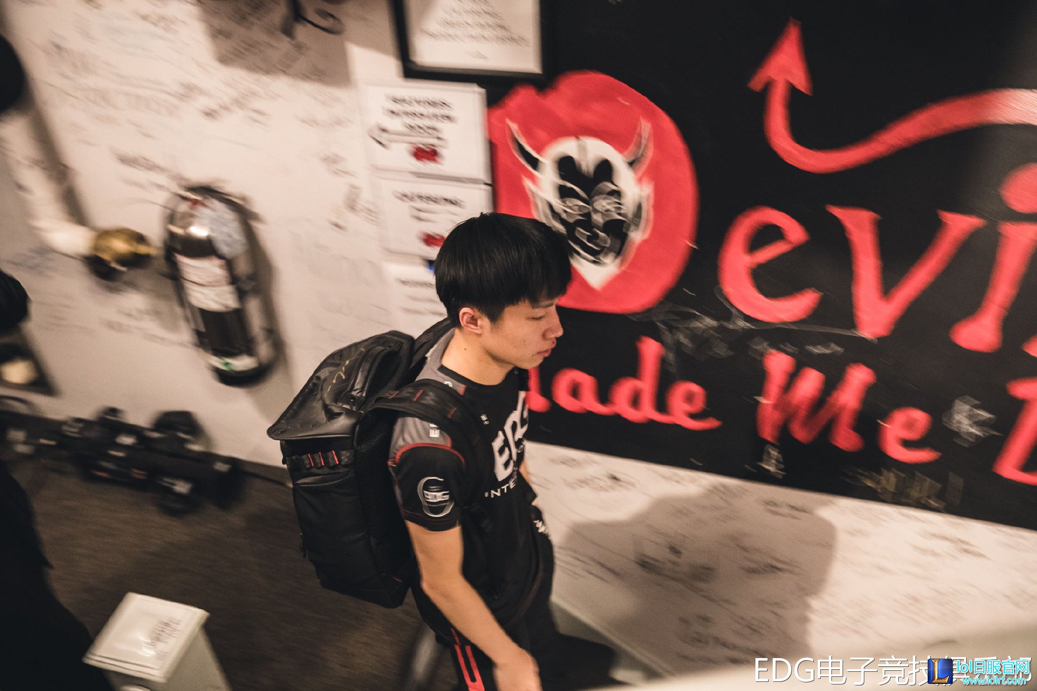 图:S6失利后,一个人走向通道的Clearlove