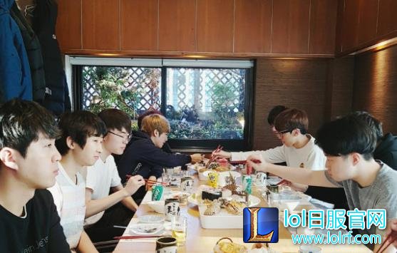 Faker和Peanut感情太好？天天腻在一起画面太基