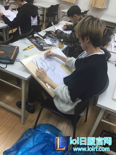 QG队长阿狸认真画画的样子