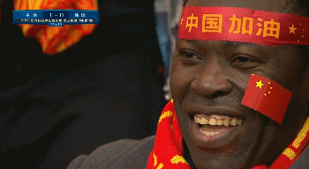 外国友人也为中国队加油。