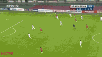 第68分钟，国足快速反击，蒿俊闵分球中路，中路国足球员横向一拨，吴曦禁区前沿远射奔死角而去，但权纯泰将球扑出。