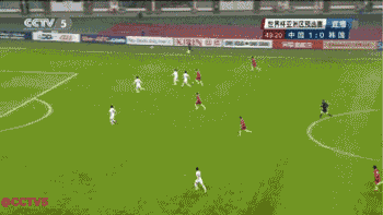 第50分钟，国足反击，蒿俊闵边路传中，王永珀头球攻门，被对方后卫破坏。