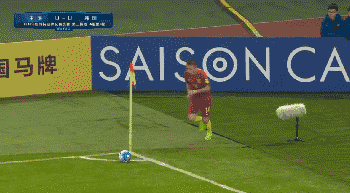 第34分钟，国足赢得角球机会，王永珀助攻，于大宝俯身头球破门，这是国足本届十二强赛主场首个进球。