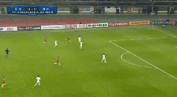 第29分钟，国足反击，武磊直传，于大宝不停球直接低射，但角度太正，被门将没收。